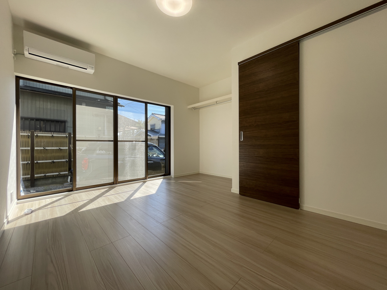 1階の南にあるもう1つの洋室も6帖。茶色い引き戸を開けた先が・・・