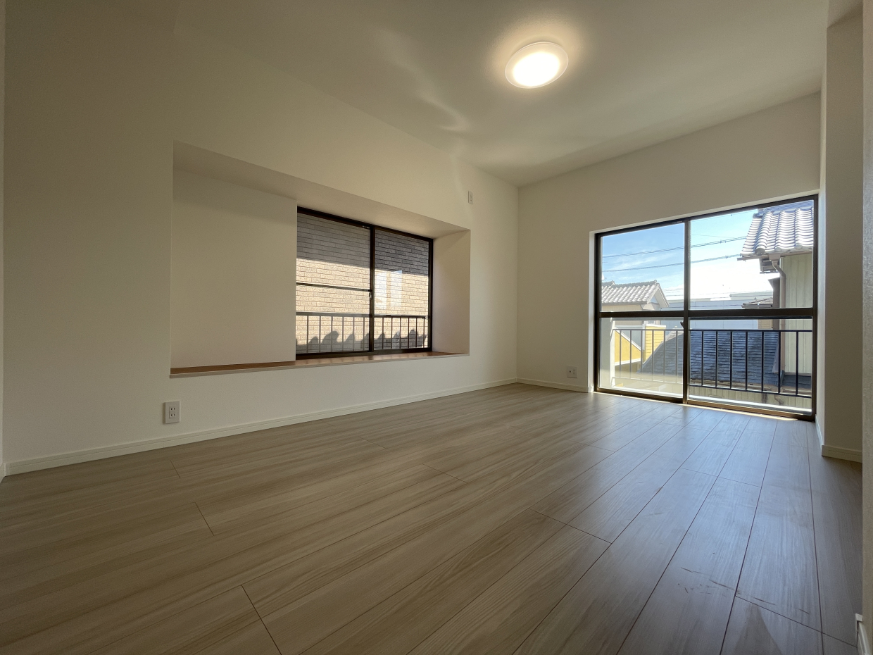 こちらは8.5帖の洋室。