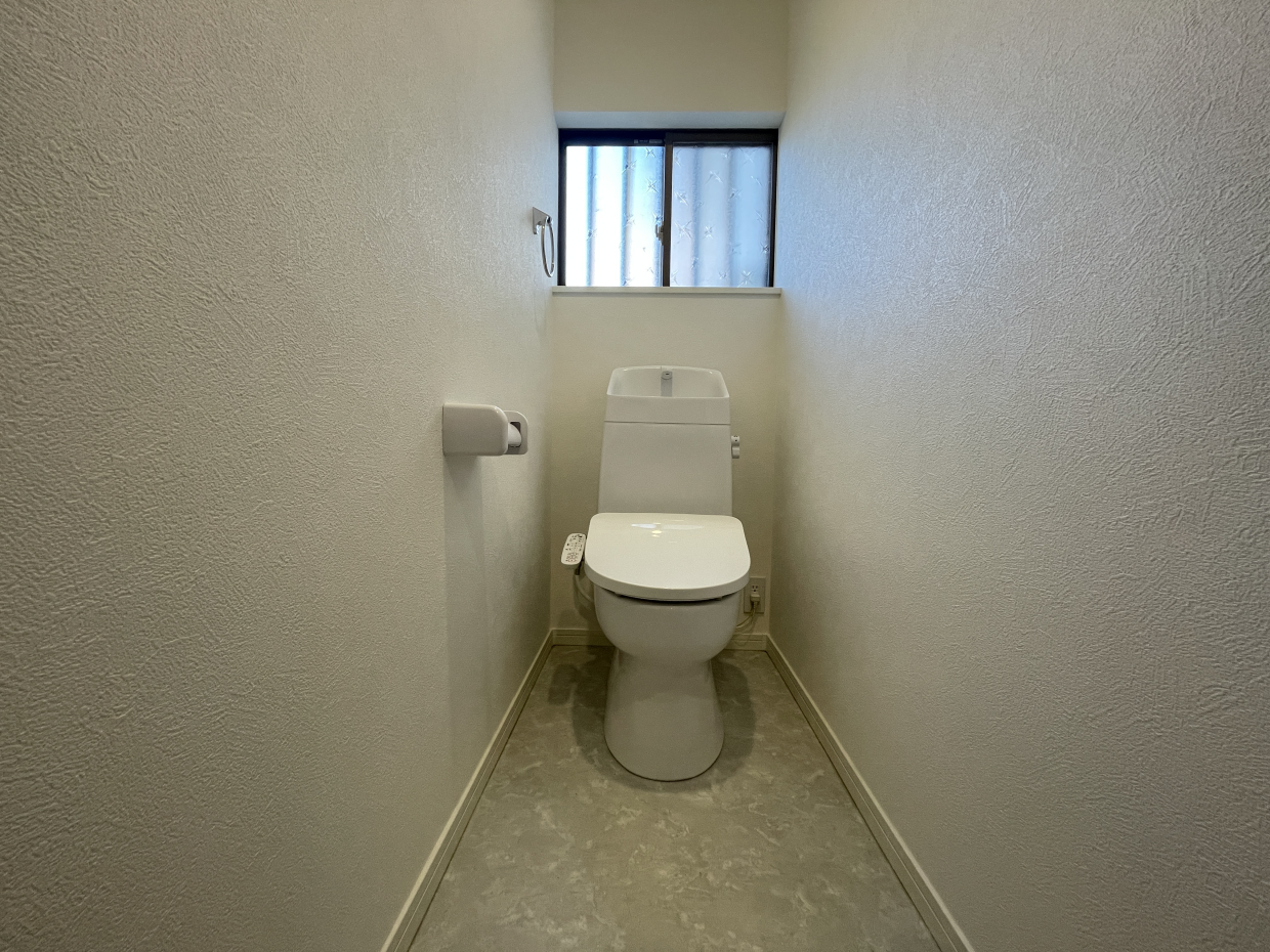 お手洗いも窓があって明るい。