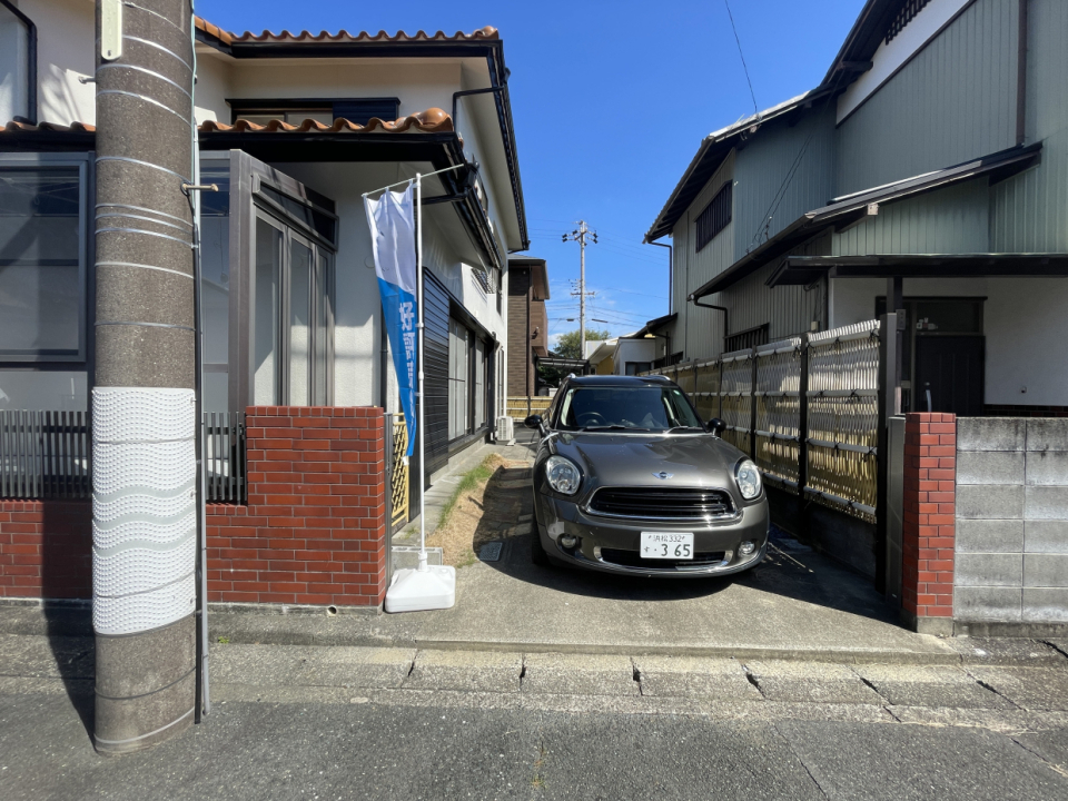 駐車場は車幅が狭めなのでぜひ現地でご自身の車とお停めいただくのがおすすめ。