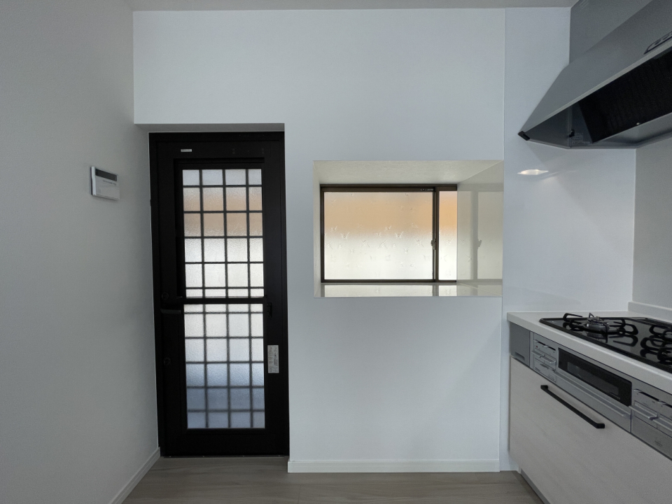 勝手口はキッチン横の扉と繋がっています。