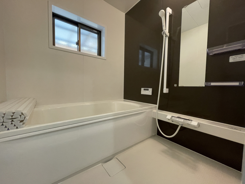 お風呂は1坪以上あり、足を伸ばしてゆったり浸かれます。