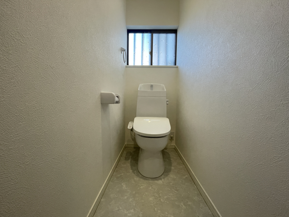 お手洗いも窓があって明るい。