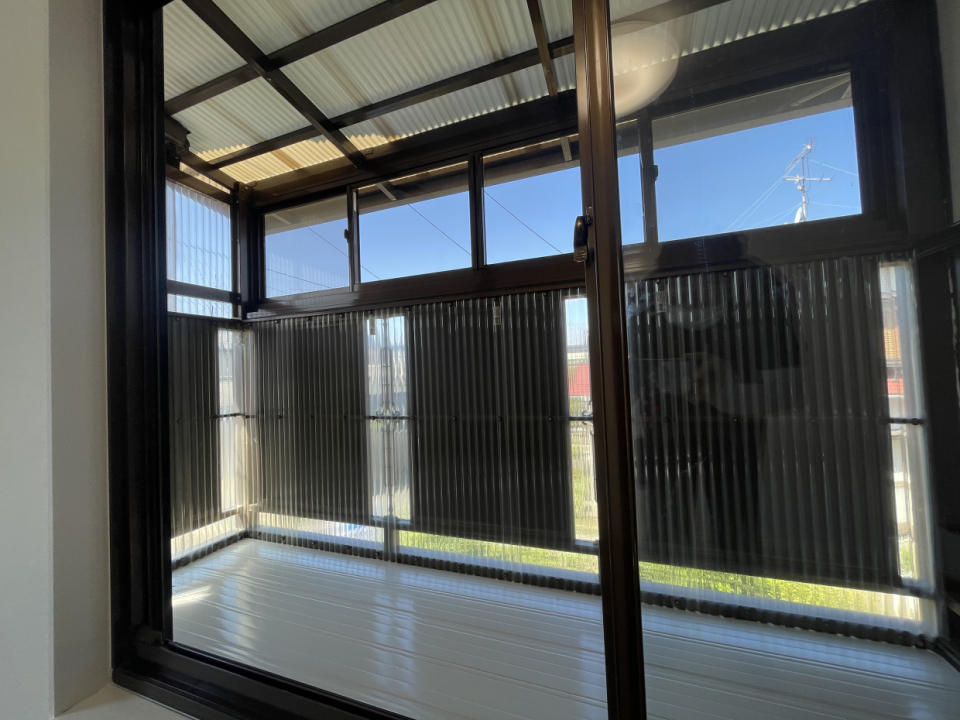 軒下にも窓が付いているので、冬でも室内暖かく過ごせます。