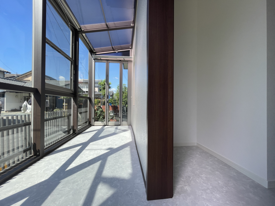 サンルームです！写真右手が収納スペース。