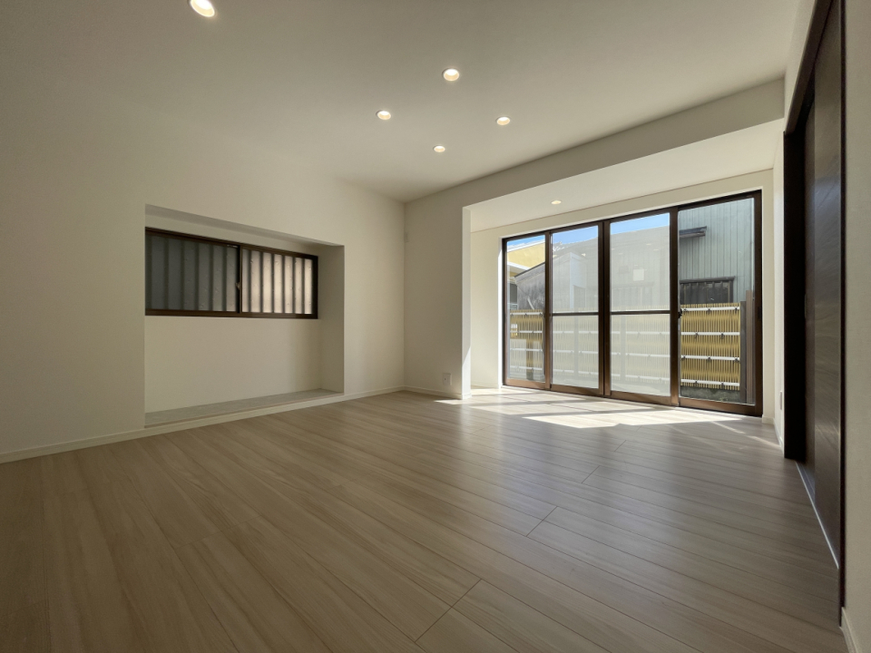 窓の下のくぼみにぴったりはまるテレビを設置したくなりました。