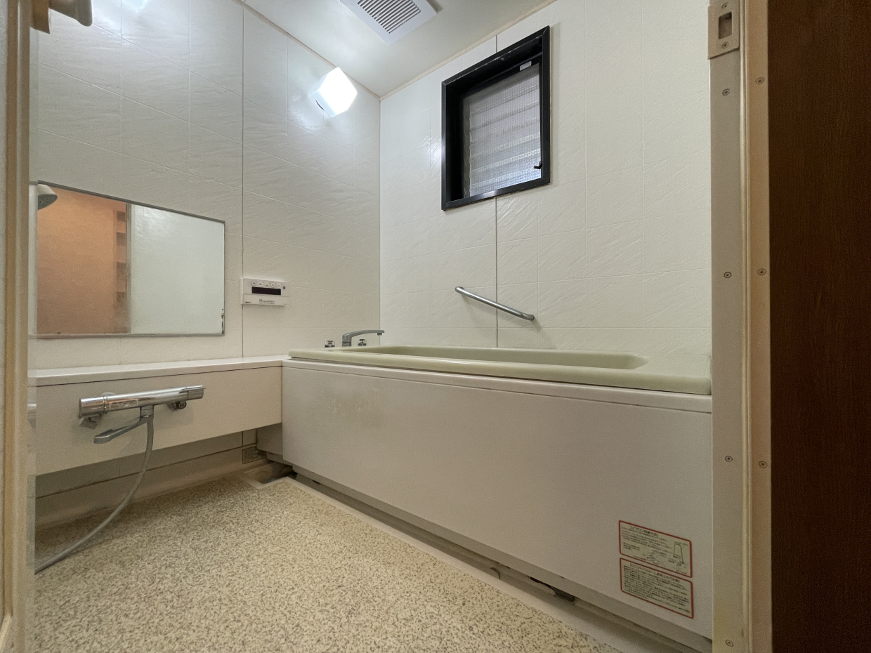 お風呂は追い炊き付き、サーモスタッド水栓なので温度や湯量の調整もばっちり。