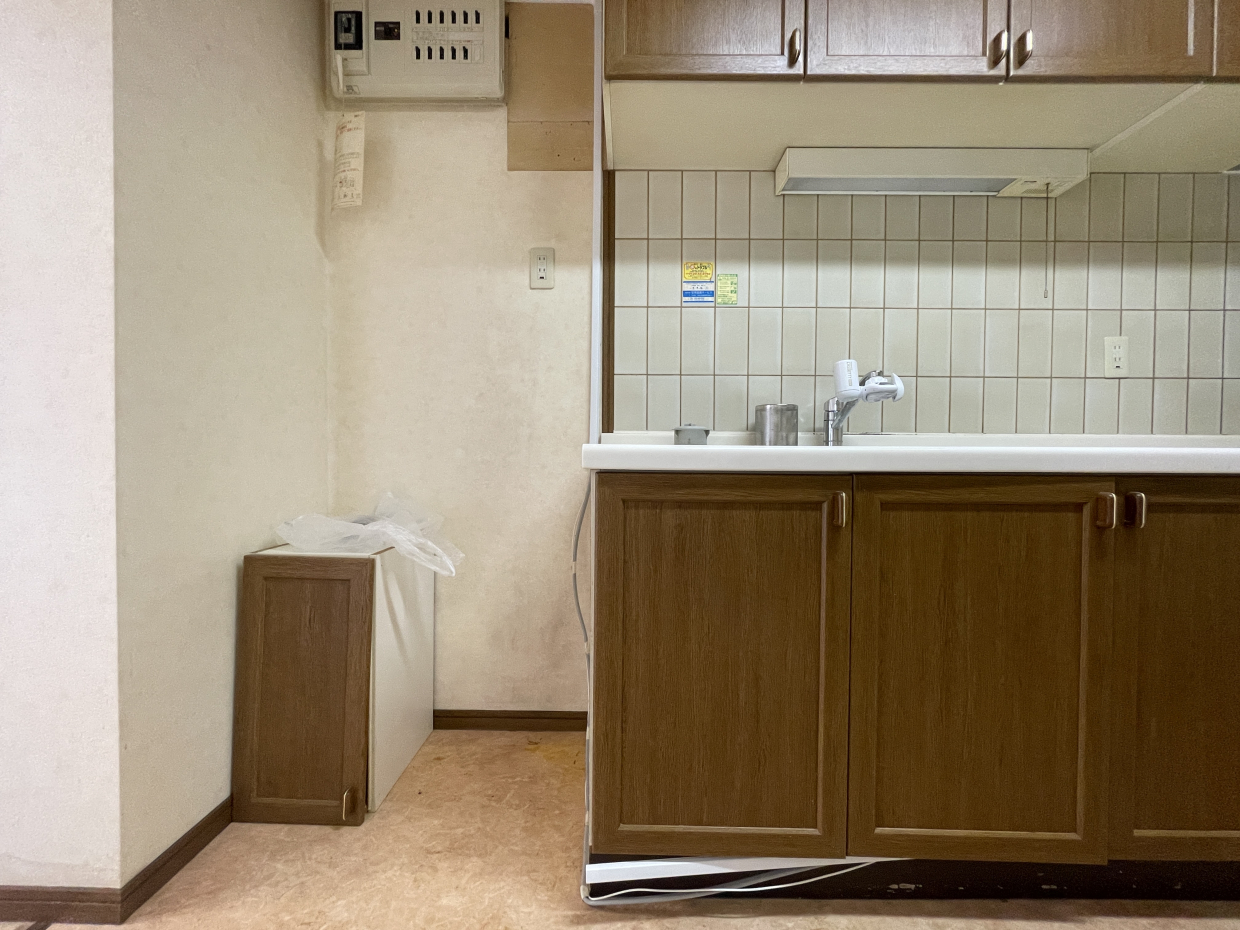 撮影時は吊戸棚の一部が外れていたので、要修繕ポイント。