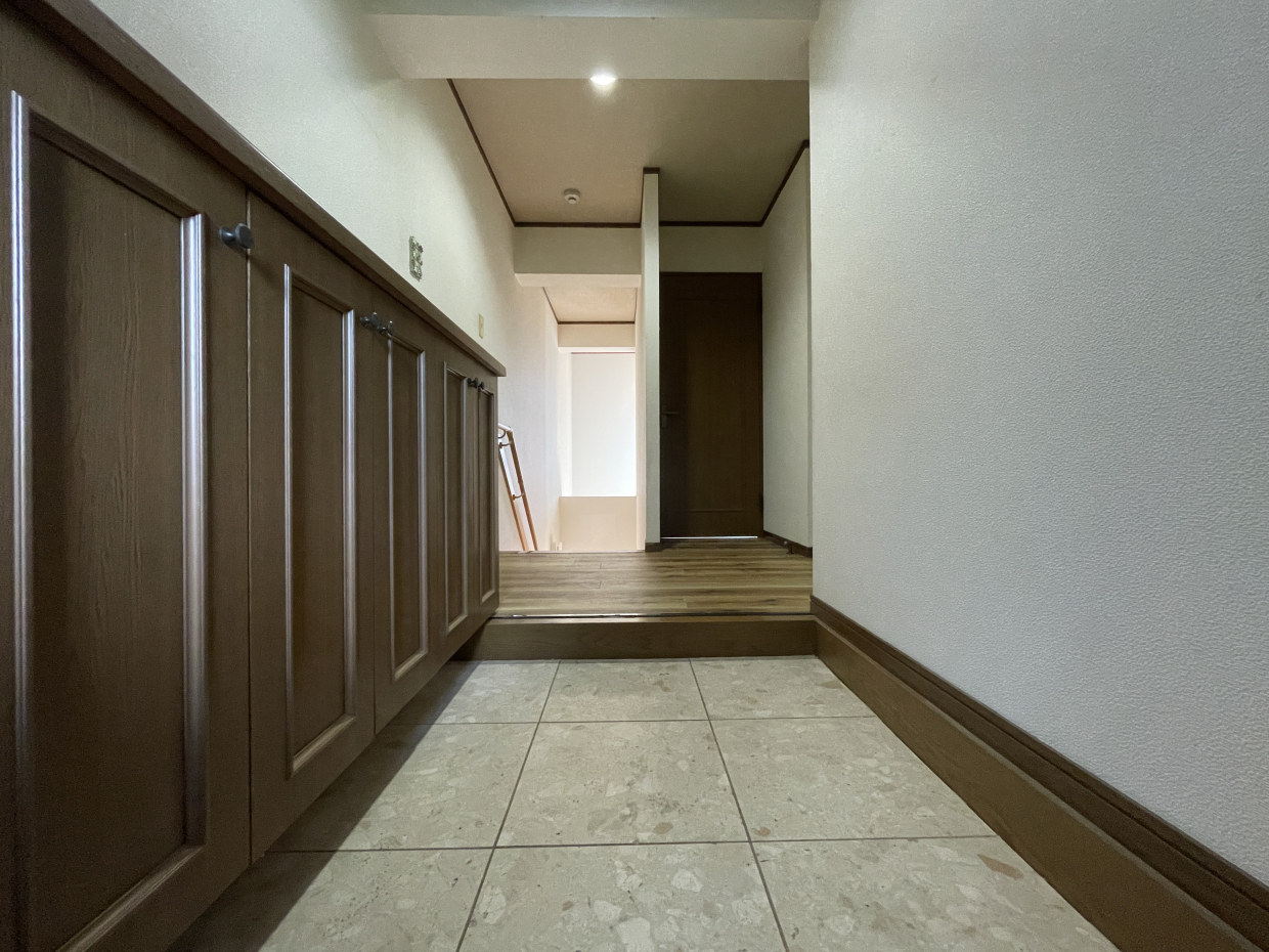 玄関正面に、3階へと下る階段があります。