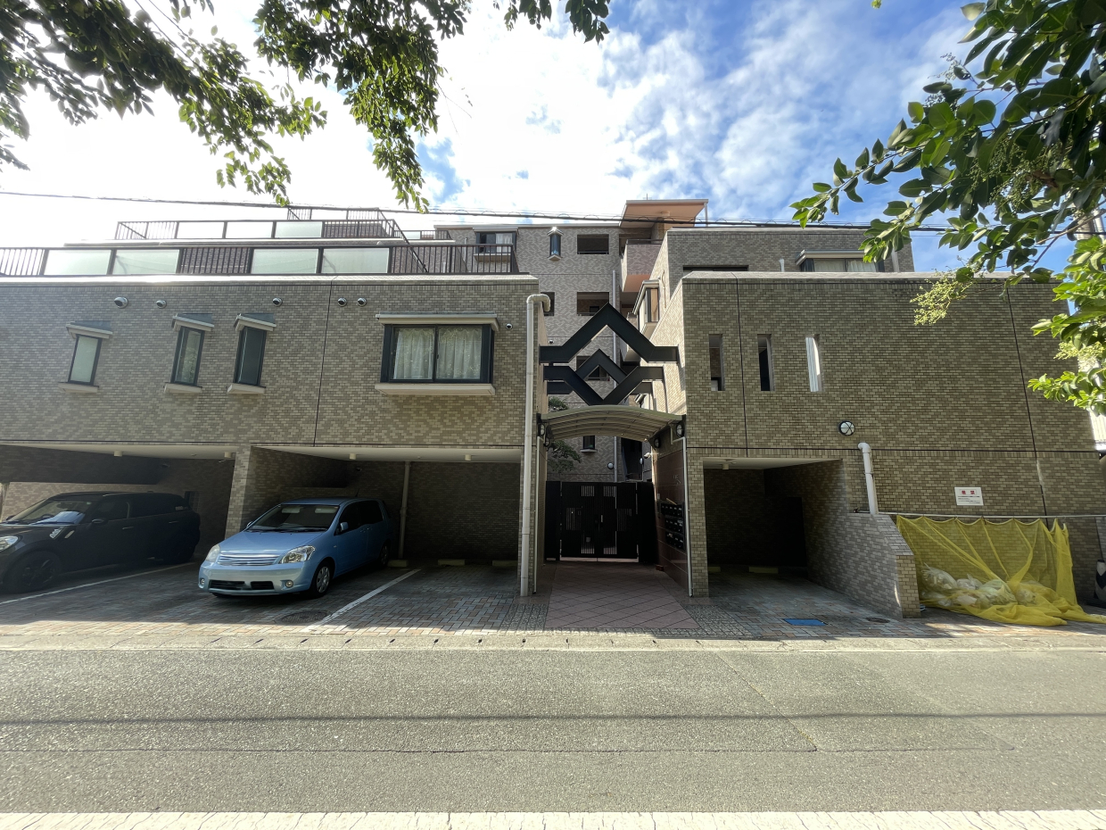 階段のような面白い形の外観。