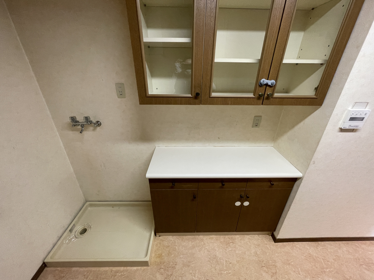 振り返ったところに食器棚と、なんと洗濯機！