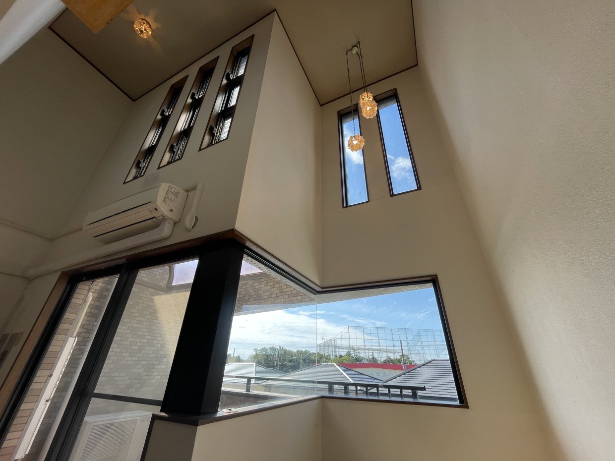 下から見た吹き抜け。開放感があってとっても素敵です。