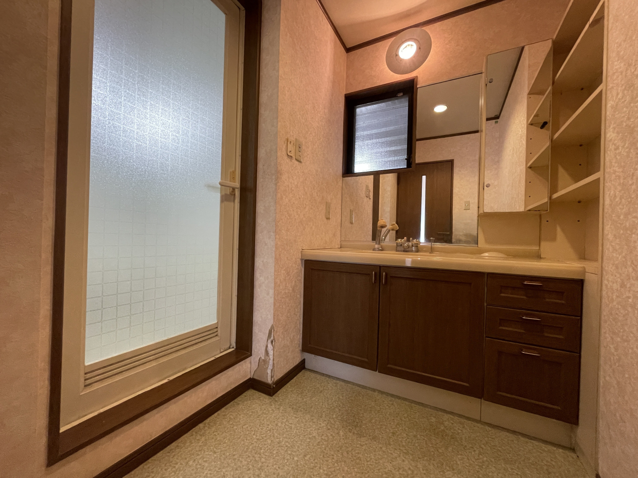 脱衣所は比較的狭めですが、洗面台が大きめで窓と収納がついているのが嬉しい。