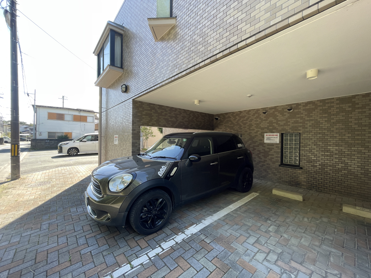 駐車場は後ろ半分がピロティになっているので、雨の日の荷物の出し入れも安心。