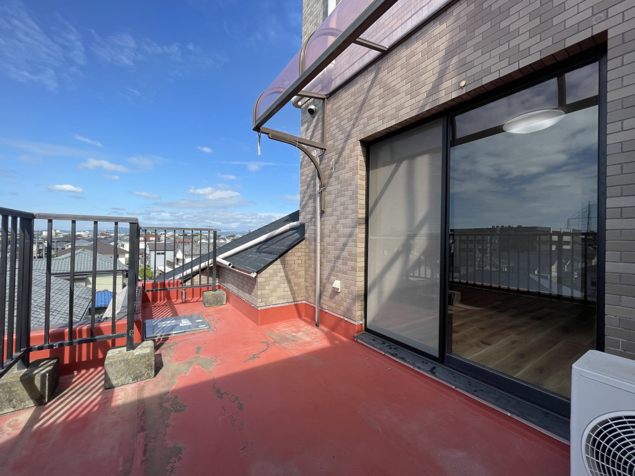 10帖の洋室からバルコニーに出られます。爽快な眺め！