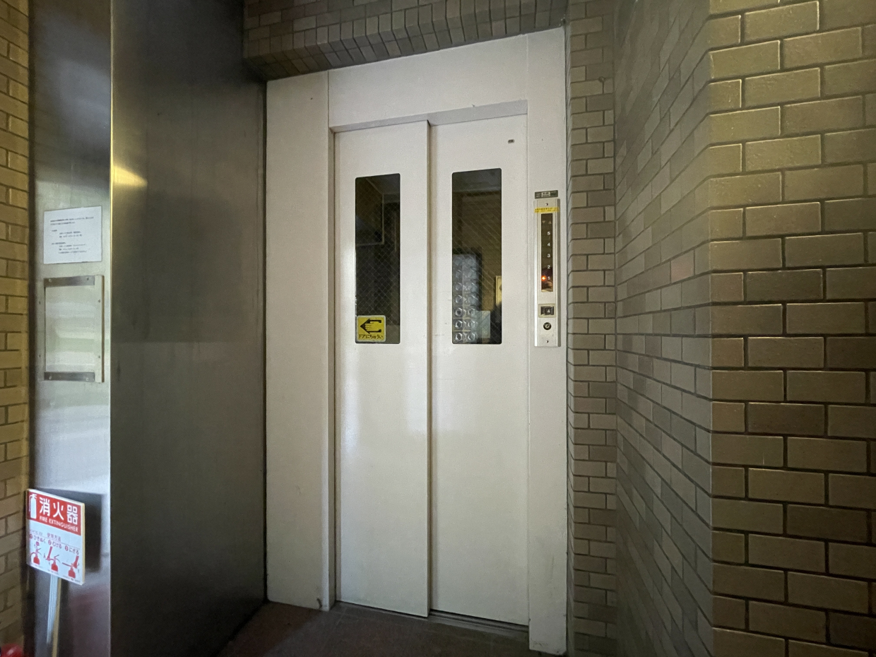 エレベーター付きなので4階まで楽々昇り降りできます。