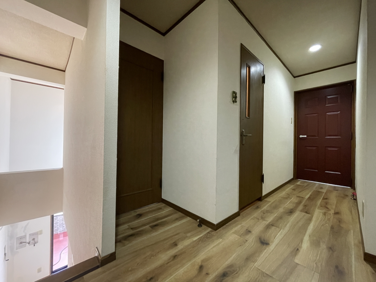 4階の廊下。上階に玄関があるのはちょっぴり不思議な感じ。