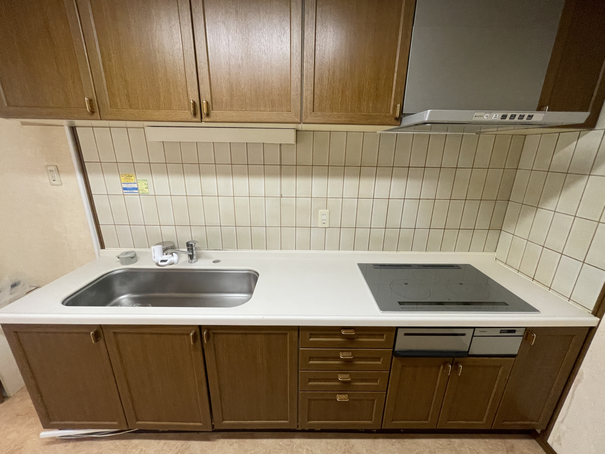 キッチンは3口のIHコンロ&グリルがついています。