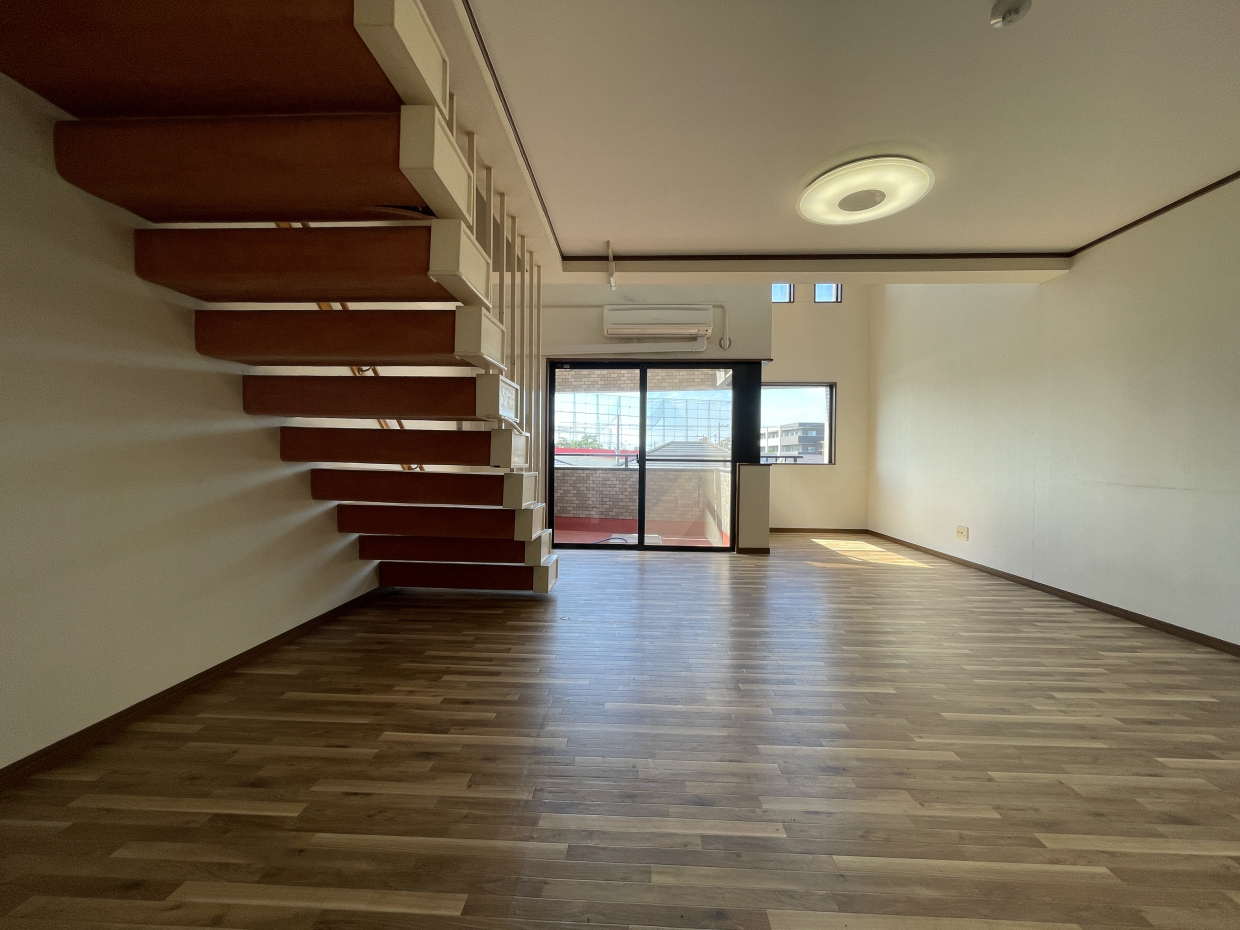 階段はスリットが入っているのでお部屋の採光を邪魔しません。