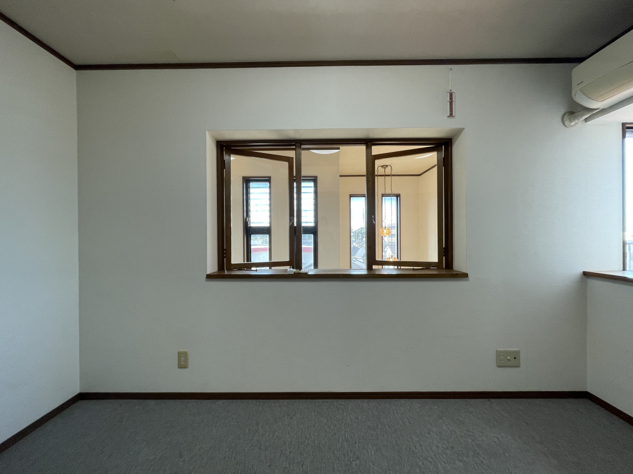 こちらは5.1帖の洋室。窓の向こうに吹き抜けの空間がチラリ。