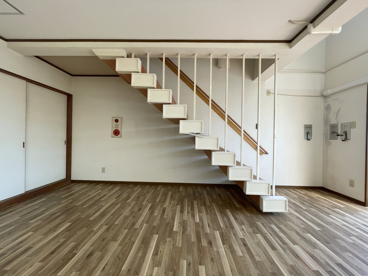 真横から見た階段は、まるでピアノのアクション構造を思わせる。