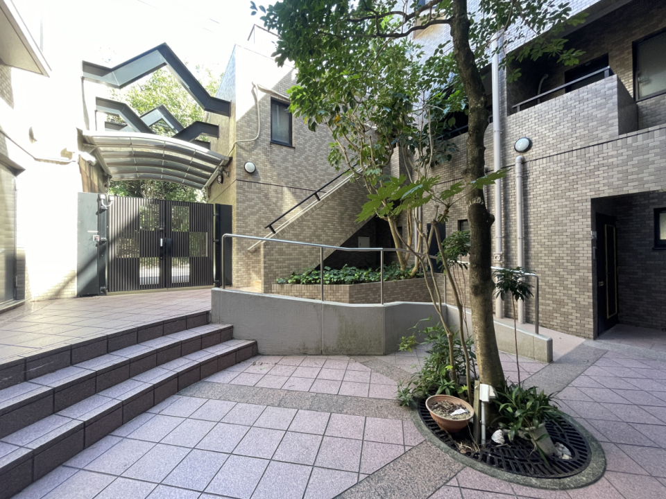 エントランスの木漏れ日で日々リラックス出来そう。