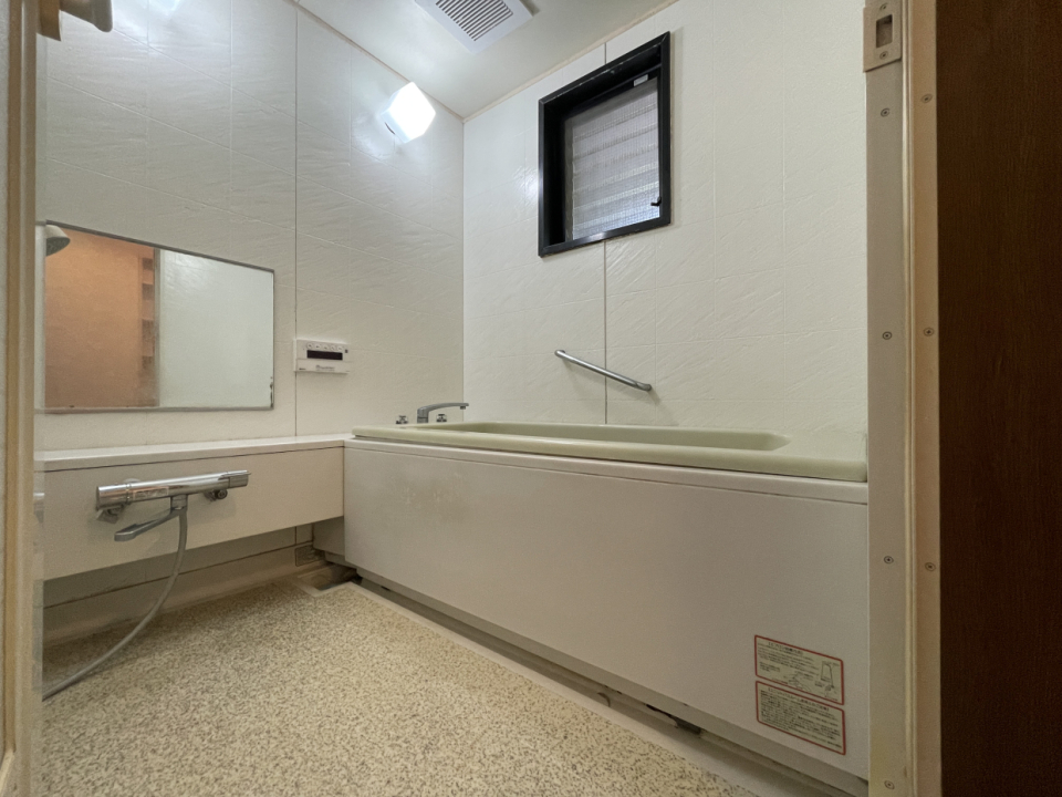 お風呂は追い炊き付き、サーモスタッド水栓なので温度や湯量の調整もばっちり。