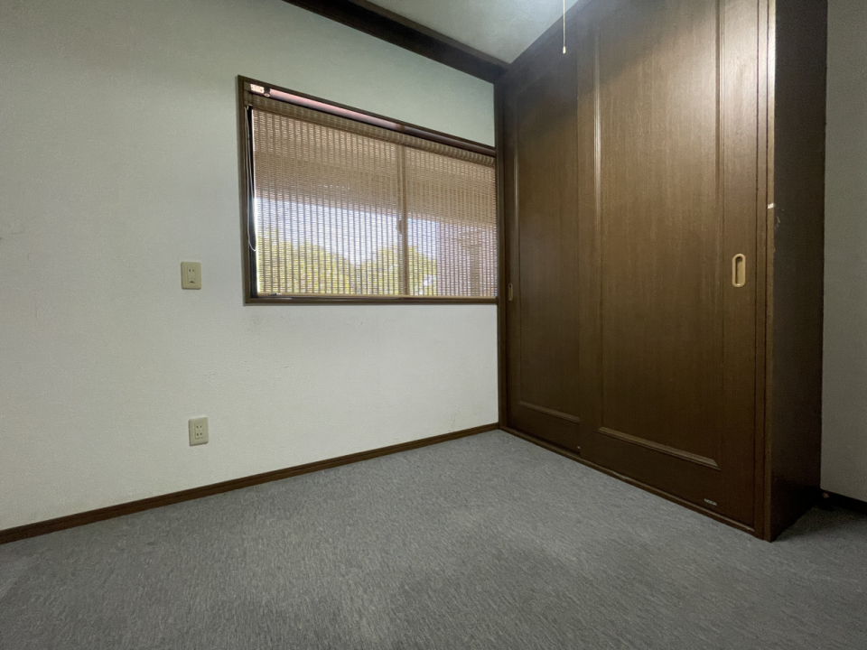 同じ部屋の反対側にもう1つ大きめのクローゼットがありました。