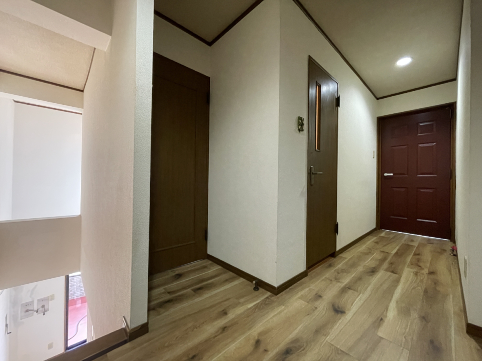 4階の廊下。上階に玄関があるのはちょっぴり不思議な感じ。