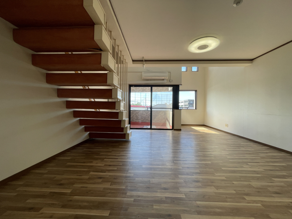 階段はスリットが入っているのでお部屋の採光を邪魔しません。