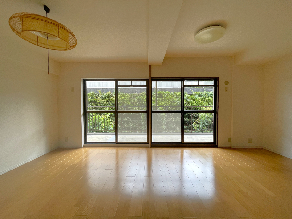 南面の窓から十分採光がとれるだけでなく、緑が見れるのも癒される