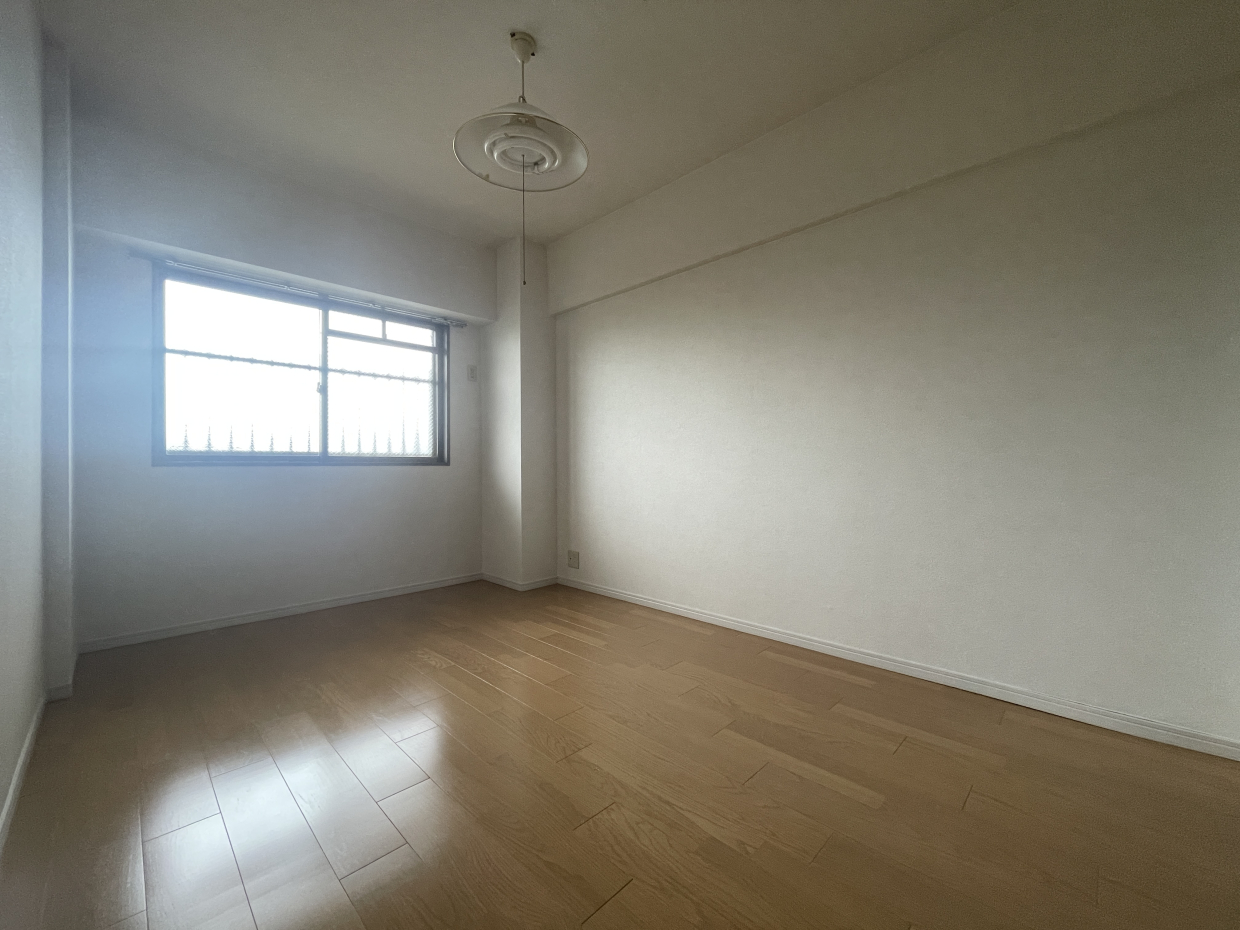 6.37帖の洋室は窓が大きめで明るい