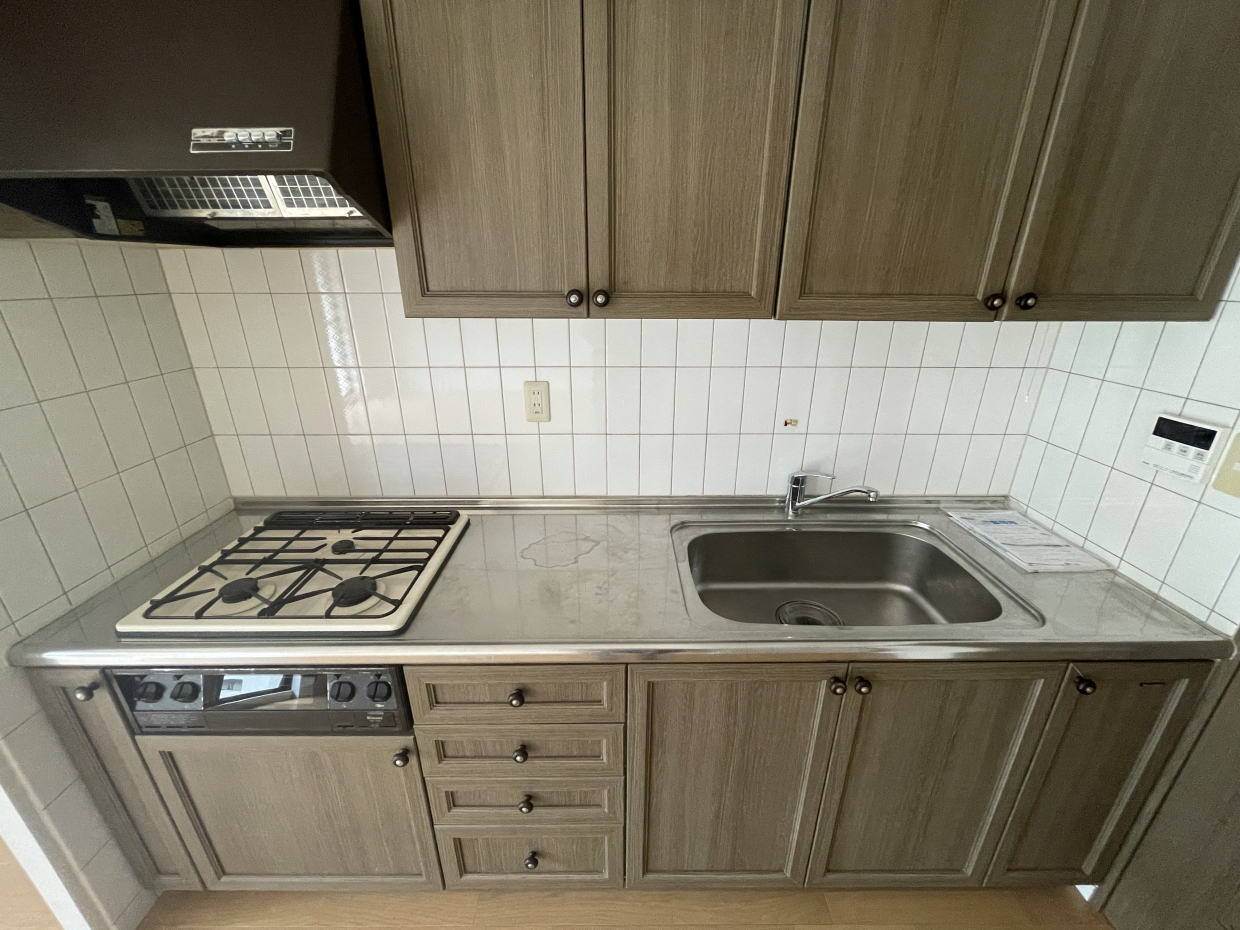 3口コンロとグリル付きのシステムキッチンです