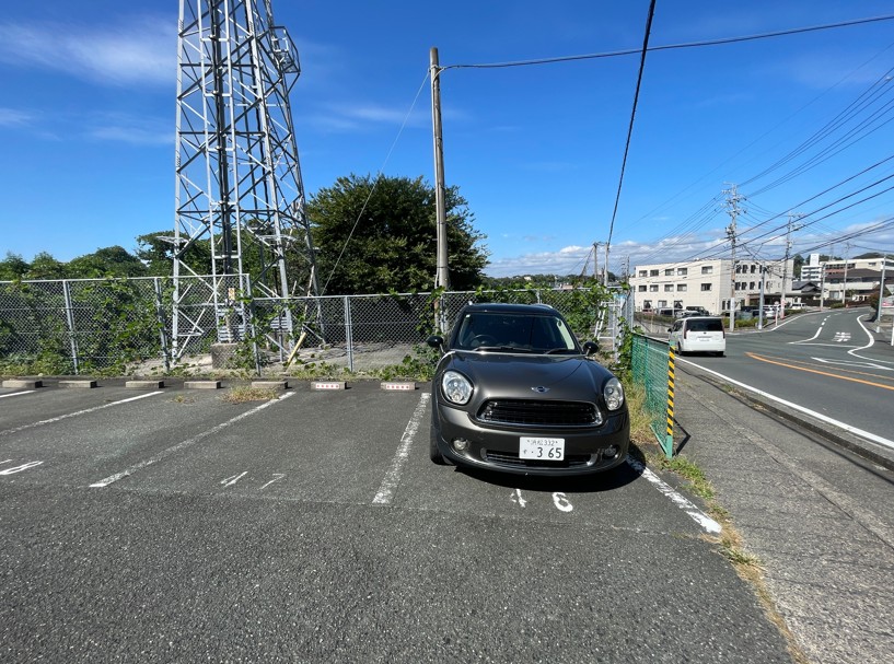 駐車場は隅の区画です。来客用もあります