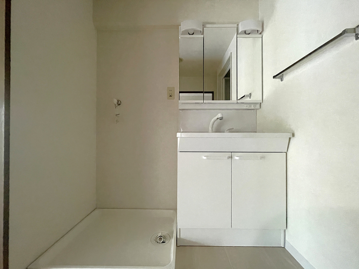 脱衣所。写真左手と手前の2方向から出入りできます