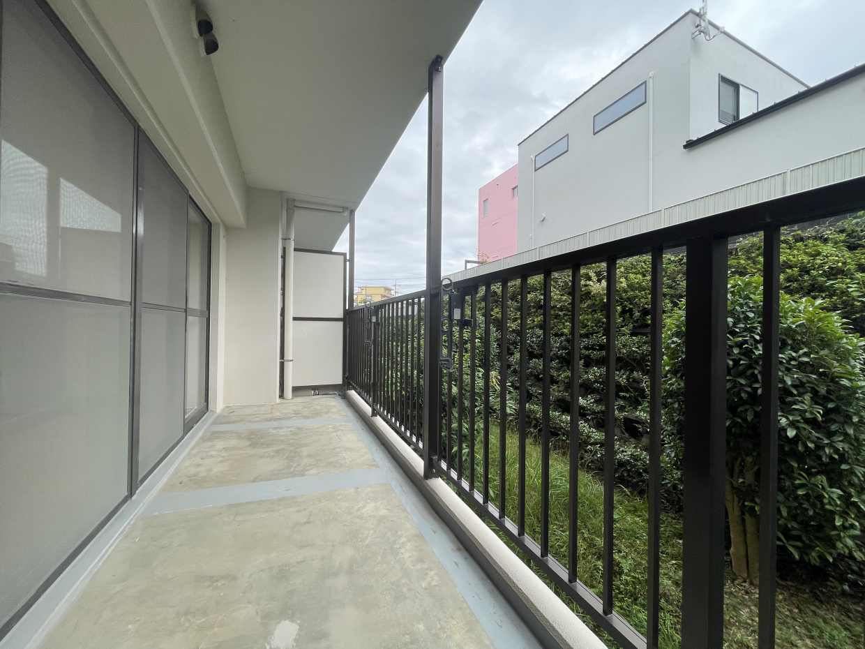 バルコニーは軒先が長く、洗濯物やお布団も干しやすそう