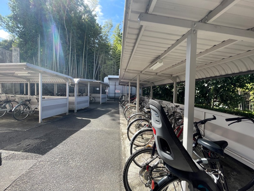 駐輪場は屋根付きで台数が多くても余裕で停められそう