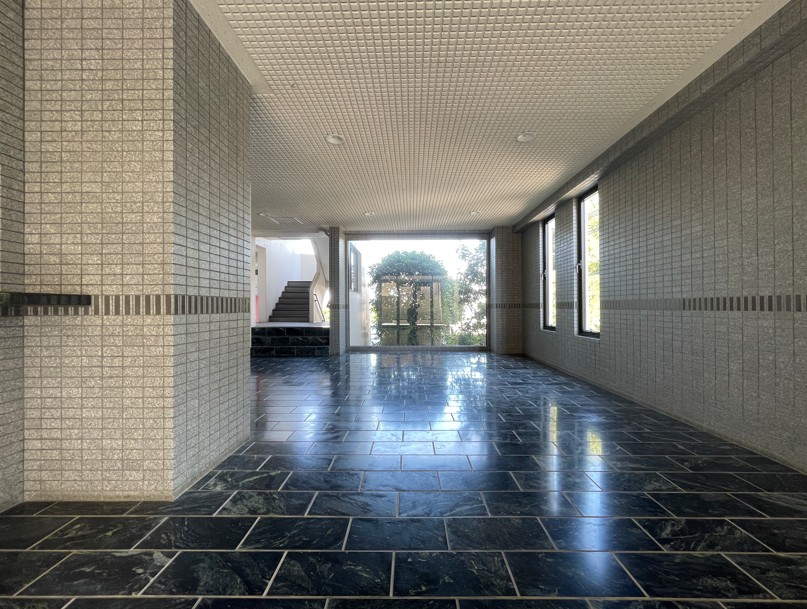 エントランスホール。日勤で管理人さんがいてくれているので人の目があるのは何かと安心