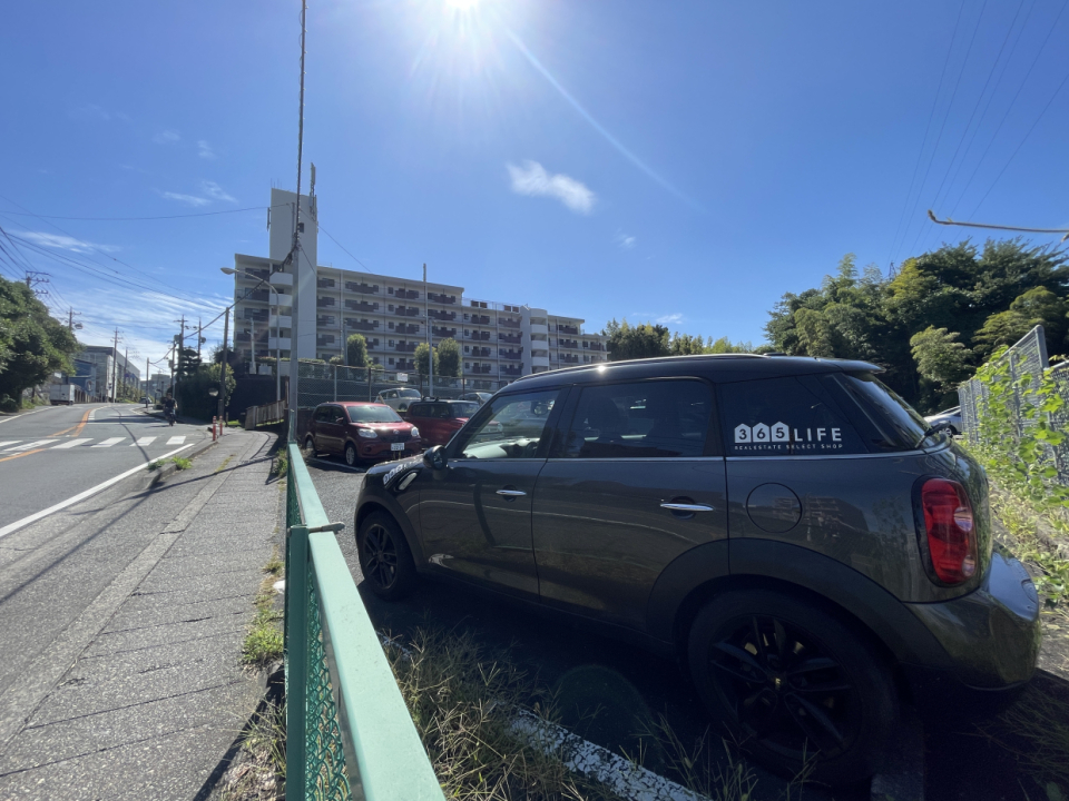 駐車場はエントランスまで少し距離があります