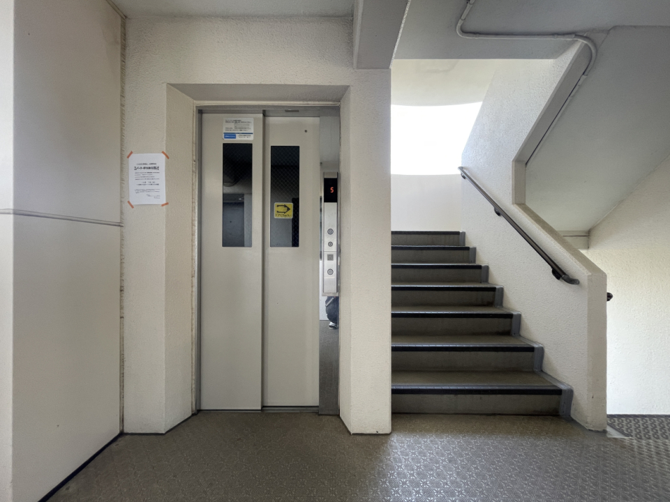 エレベーター付きなので重たい荷物を運ぶ引っ越し時もラクラク