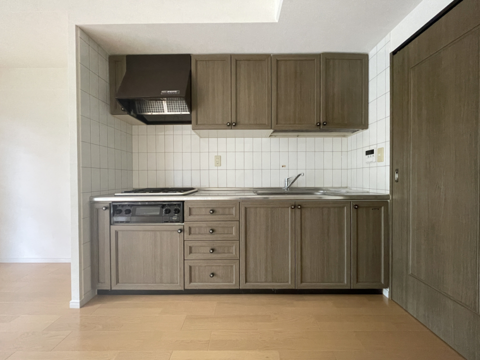 キッチンは落ち着いた室内の雰囲気になじむウッディブラウンの色味