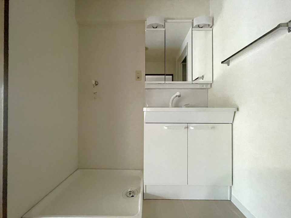 脱衣所。写真左手と手前の2方向から出入りできます