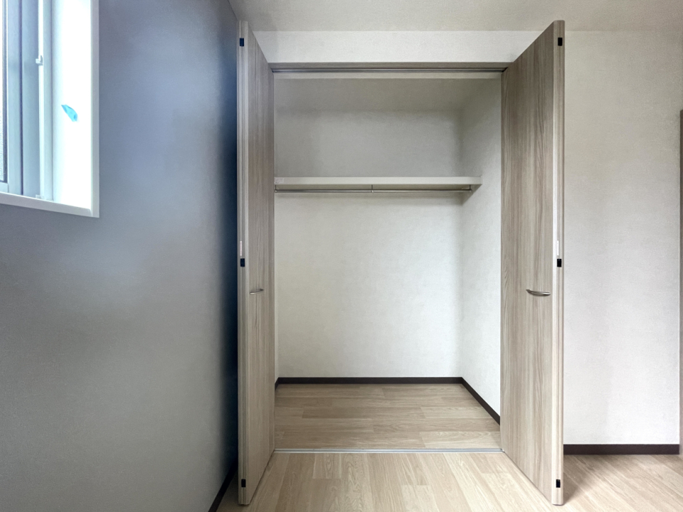 クローゼット。奥行きも活用したい
