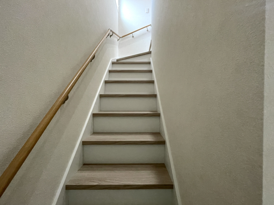 階段には手すり付き