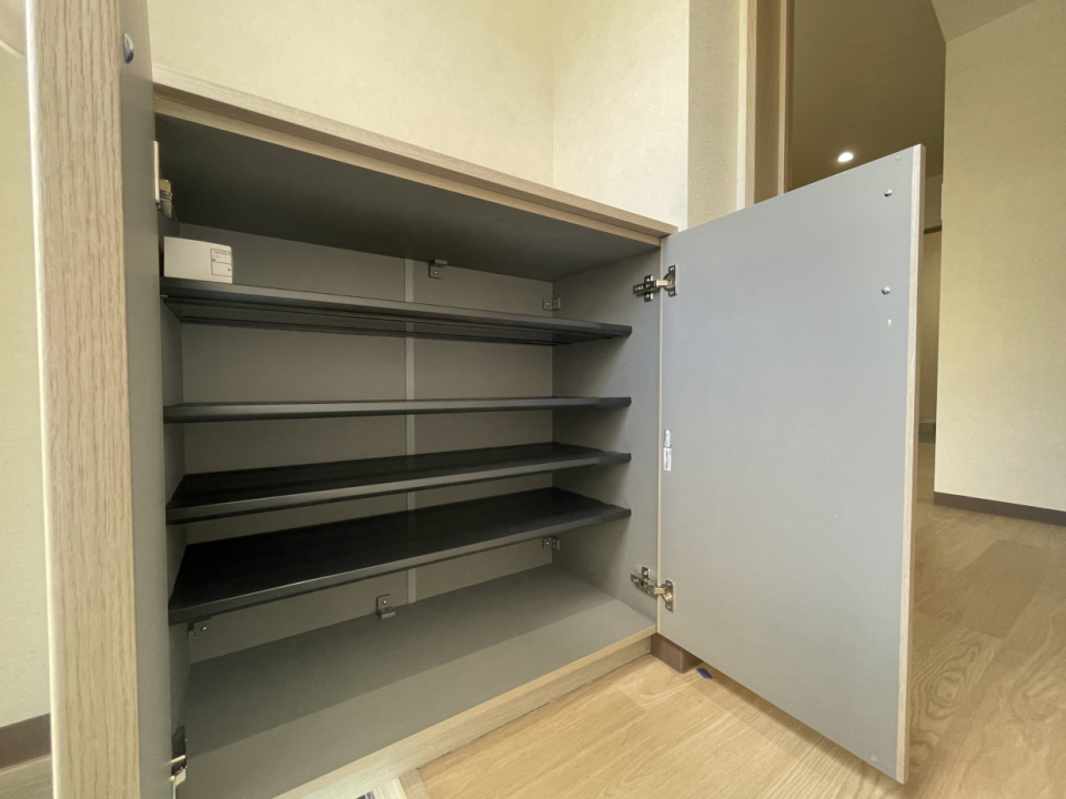 靴箱。家族にはちょっと小さめかも