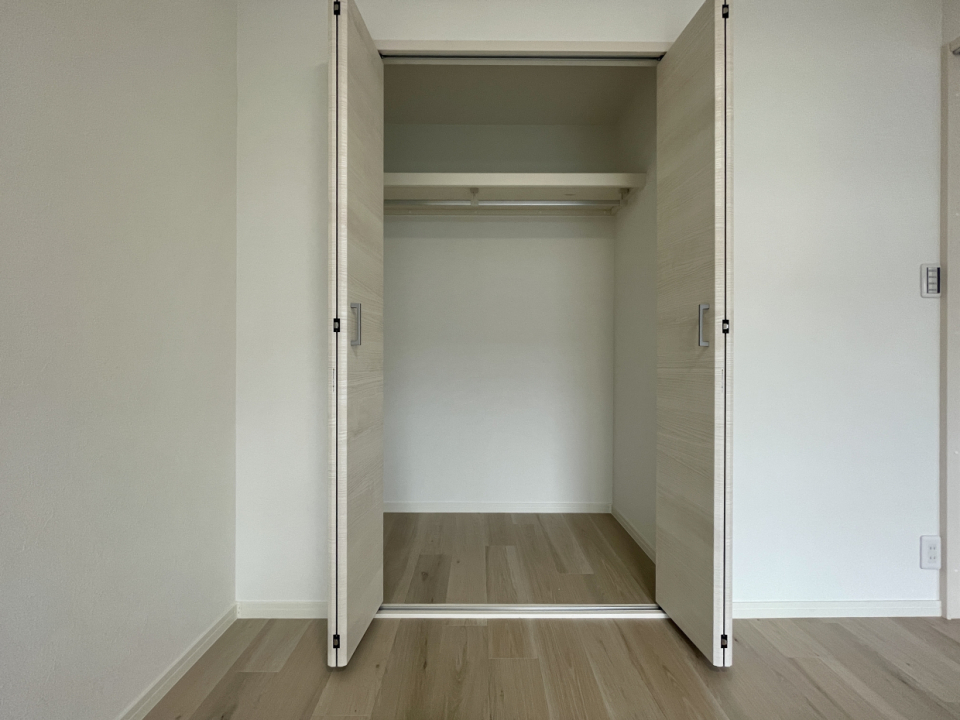 両手開きのクローゼット