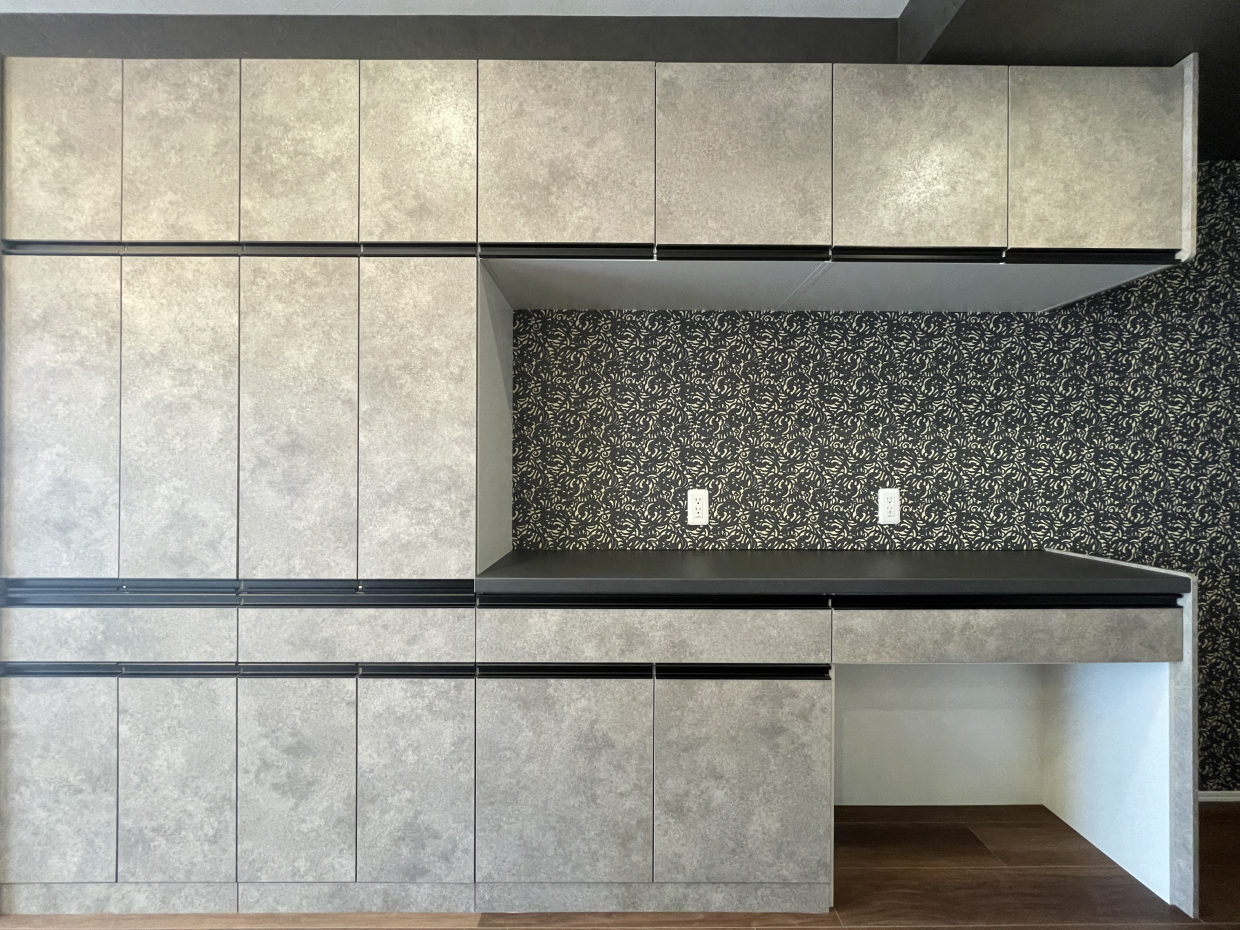 炊飯器や電子レンジなど家電もここに。独特な壁紙がアクセント