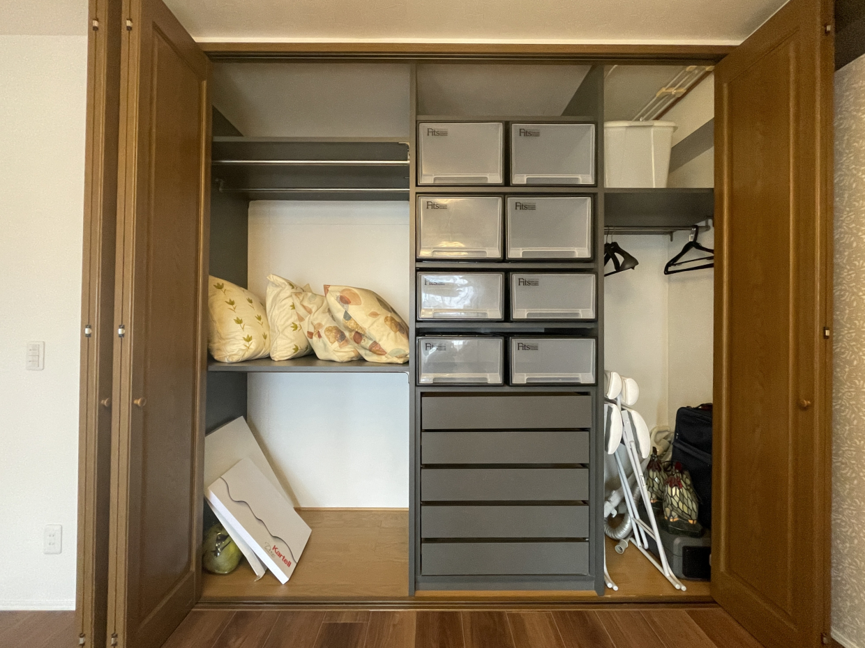 両手開きのクローゼット