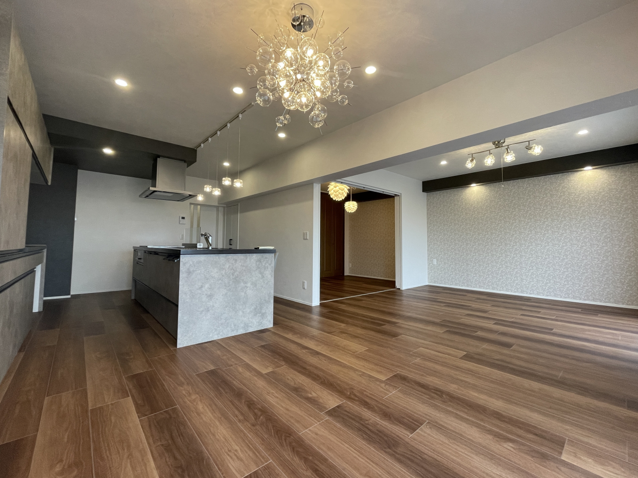 L字型のLDK。おしゃれなライトはそのままお使いいただくことも可能です