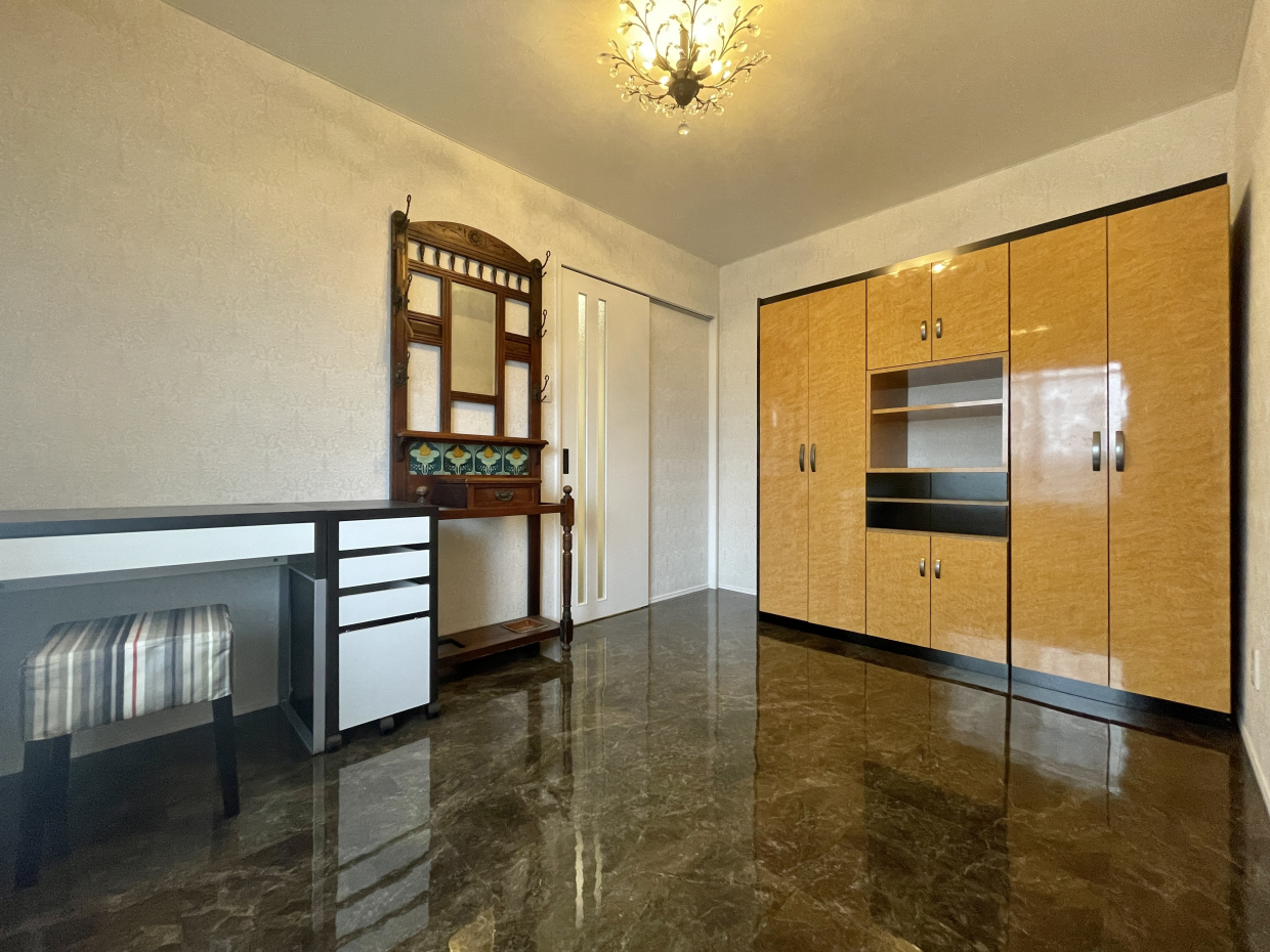 北側の6帖の洋室。家具は撤去いたします